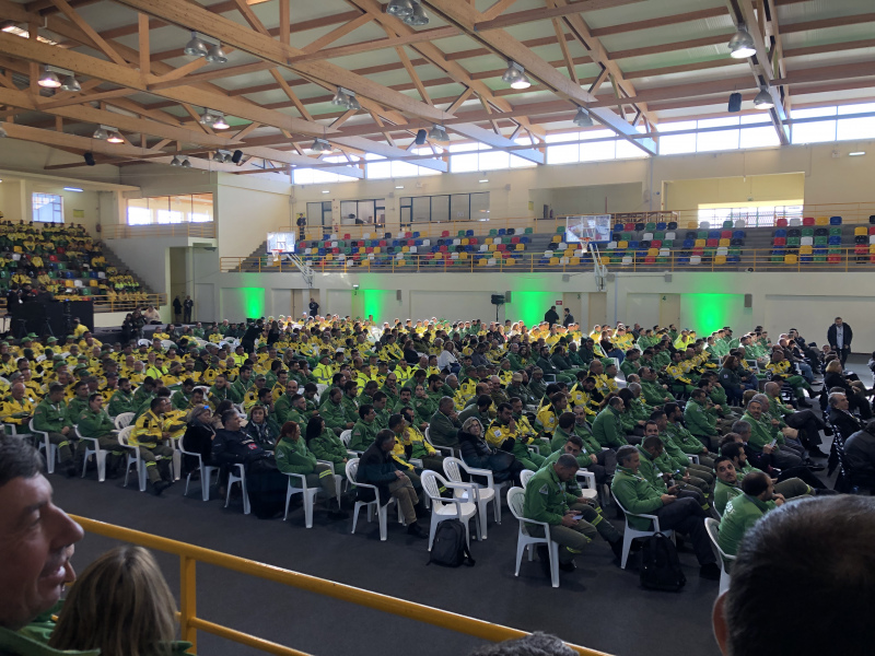 A CAP esteve presente e foi com orgulho que assistiu à distinção de quatro sapadores pertencentes a equipas de sapadores florestais de associadas da CAP – dois da APFC - Associação de Produtores Florestais do Concelho de Coruche e Limítrofes; um da AFLOBEI - Associação de Produtores Florestais da Beira Interior e um da AACACSM - Associação dos Agricultores dos Concelhos de Abrantes, Constância, Sardoal e Mação, todos eles participantes do programa desde o seu início.

O encerramento da celebração coube ao primeiro-ministro, Luís Montenegro, que aproveitou o evento para anunciar um conjunto de medidas aprovadas no Conselho de Ministro do dia anterior, a saber:

- aumento do apoio anual às entidades detentoras de sapadores florestais de 55 000€ para 61 600 € com efeitos retroativos a 1 de janeiro de 2024.

- majoração deste apoio em 11 200 €, ou seja, mais 1 200€ do que até à data, para as entidades intermunicipais

- reforço máximo de 6 600 euros para a prestação adicional de serviço público, no caso de sapadores que prestam também serviços privados;

- reforço das verbas para formação, para mais dias de atividade e mais equipamento.

Este financiamento será plurianual, ou seja, ascenderá a mais de 151 milhões de euros nos próximos quatro anos.

A Confederação salienta que, no âmbito do Acordo de Concertação Social de 2024, conseguiu alguns benefícios para as equipas de sapadores florestais integradas no Sistema de Gestão Integrada de Fogos Rurais, como sejam:

consumo de gasóleo colorido e marcado para os veículos que utilizam;

isenção de IVA na aquisição de equipamentos de proteção e trabalho.

A CAP lamenta, contudo, que mais uma vez as entidades intermunicipais tenham mais financiamento (61 600€/ano) do que as OPF - Organizações de Produtores Florestais (55 000€/ano). As OPF’s são organizações, privadas, sem fins lucrativos, que têm contribuído ao longo destes 25 anos para o sucesso deste programa, com o esforço e empenho dos seus técnicos e dirigentes, sujeitando-se aos inúmeros constrangimentos, nomeadamente de financiamento, sem nunca desistir.

A CAP e as suas associadas vão continuar a dinamizar este programa e a reivindicar as melhorias necessárias, nomeadamente em termos de financiamento e de definição de uma carreira profissional para os Sapadores Florestais.


	


Fonte:&nbsp;CAP


	
